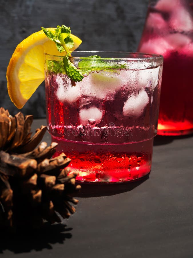 Rode nectar met een mengsel van soda en citroen, een koude drank op de lijst stock fotografie Rode nectar met een mengsel van soda en citroen, een koude drank op de lijst stock fotografie