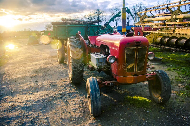 Het Autokerkhof Van De Tractor Bij Schemer Stock Afbeelding Image of
