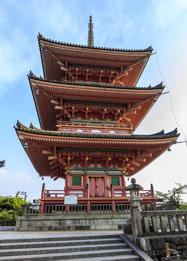 Rode Pagode In De Beroemde Tempel Van Kiyo-Mizudera In Kyoto, Japan