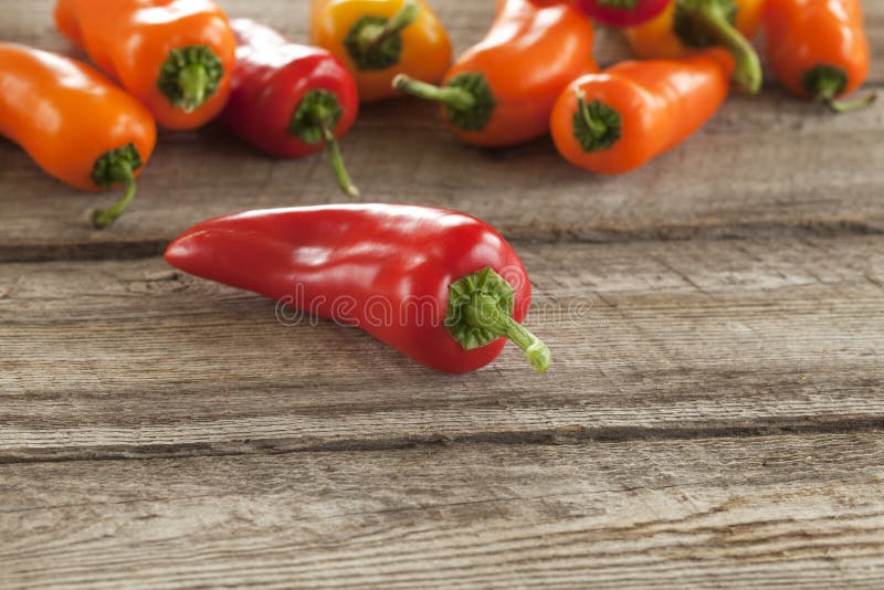 Rode paprika met andere peper op ruwe houten oppervlakte stock afbeeldingen Rode paprika met andere peper op ruwe houten oppervlakte stock afbeeldingen