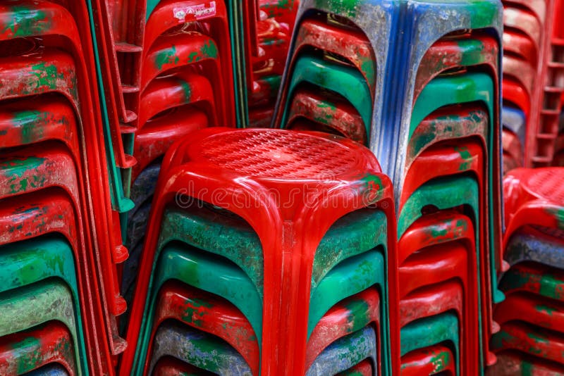 Rode plastic stoelen royalty-vrije stock afbeelding Rode plastic stoelen royalty-vrije stock afbeelding