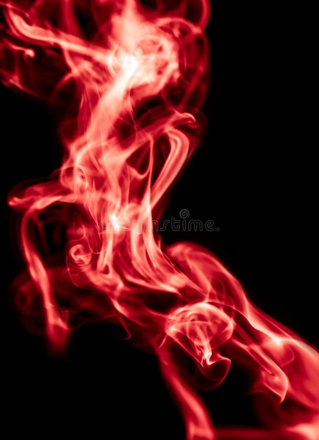 Rode rook op zwarte achtergrond stock foto's