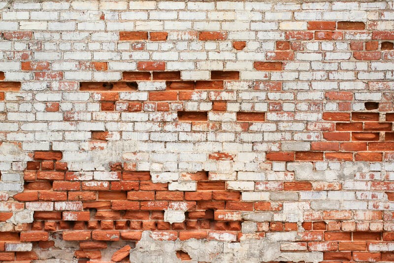 Rode rottende bakstenen muur in openlucht royalty-vrije stock foto's