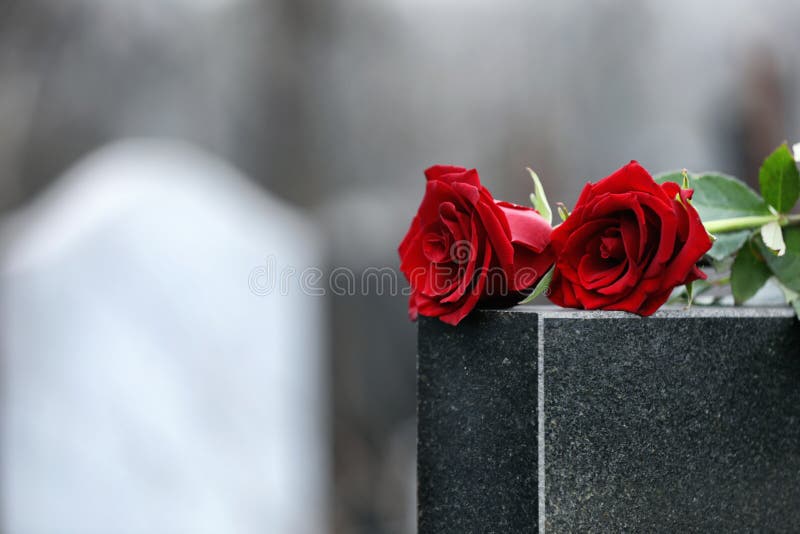 Rode rozen op zwarte granietgrafsteen, ruimte voor tekst begrafenisplechtigheid
