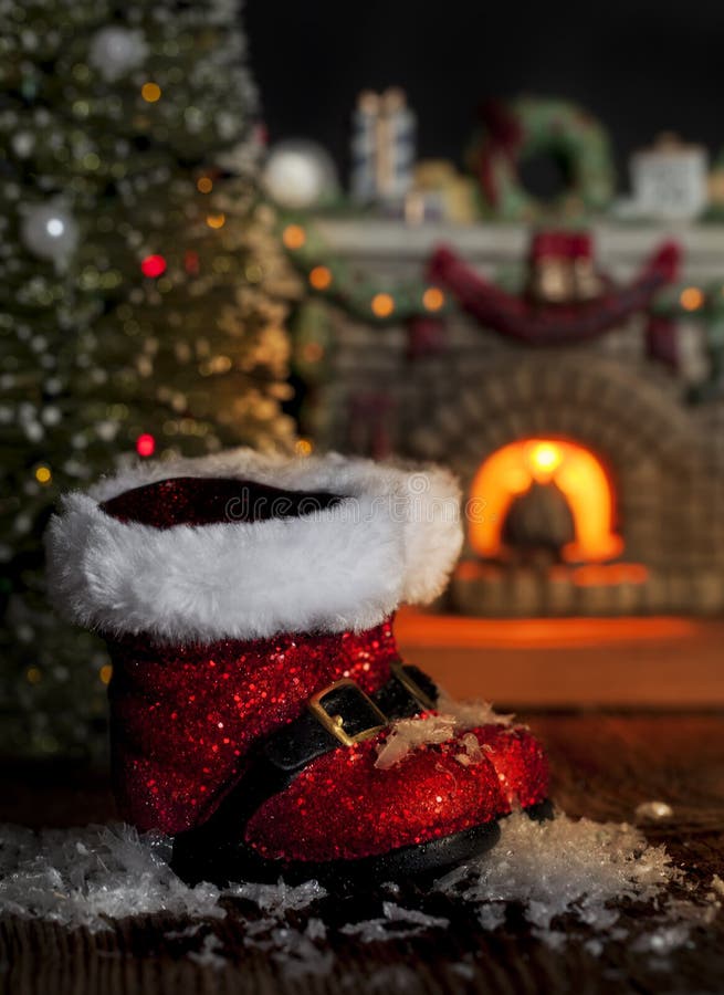 Rode Santa Boots Melting Snow stock afbeeldingen Rode Santa Boots Melting Snow stock afbeeldingen
