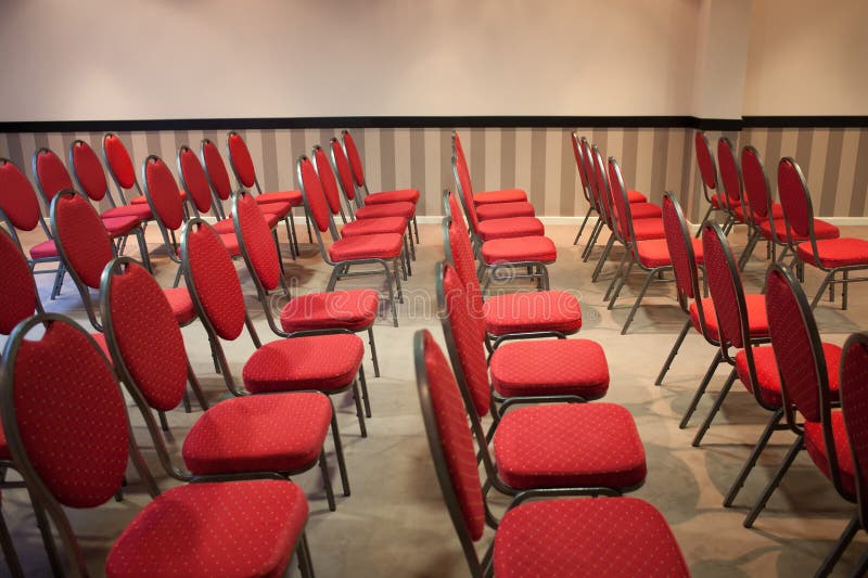 Rode stoelen in conferentieruimte royalty-vrije stock fotografie Rode stoelen in conferentieruimte royalty-vrije stock fotografie
