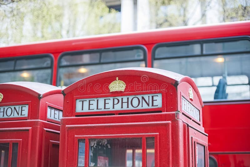 Rode telefooncel en pullman in Londen royalty-vrije stock afbeeldingen Rode telefooncel en pullman in Londen royalty-vrije stock afbeeldingen