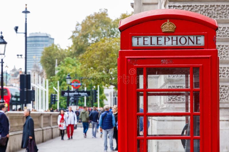Rode Telefooncel op de Straat van Londen royalty-vrije stock afbeelding Rode Telefooncel op de Straat van Londen royalty-vrije stock afbeelding