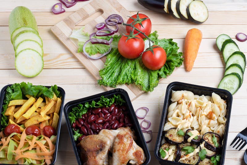 Rode tomaten op sla met uiplakken, micro- greens voor lunchtijd stock afbeeldingen Rode tomaten op sla met uiplakken, micro- greens voor lunchtijd stock afbeeldingen