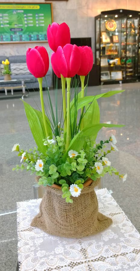 Rode tulpen in een vaas. stock foto Rode tulpen in een vaas. stock foto