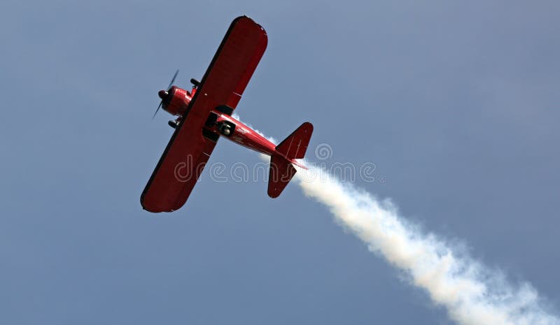 Rode Tweedekker bij EAA AirVenture Airshow stock foto's Rode Tweedekker bij EAA AirVenture Airshow stock foto's