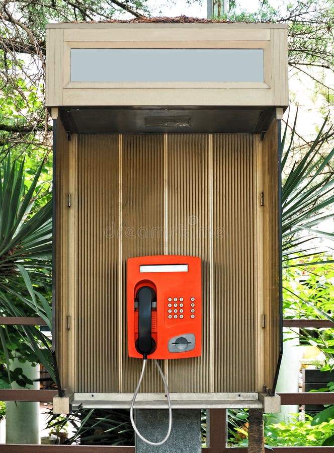 Rode uitstekende payphone in openbare telefooncel stock foto Rode uitstekende payphone in openbare telefooncel stock foto