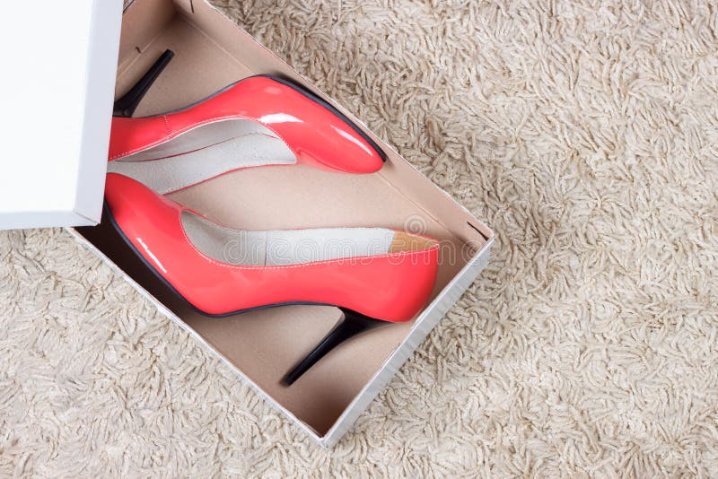 Rode vrouwenschoenen in doos stock foto's Rode vrouwenschoenen in doos stock foto's