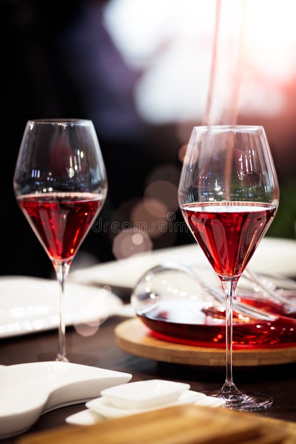 Rode Wijn in Een Frans Restaurant. Het Serveren Een Glas Wijn in Een Restaurant. Romantische Avond Stock Foto - of staaf: 180438416