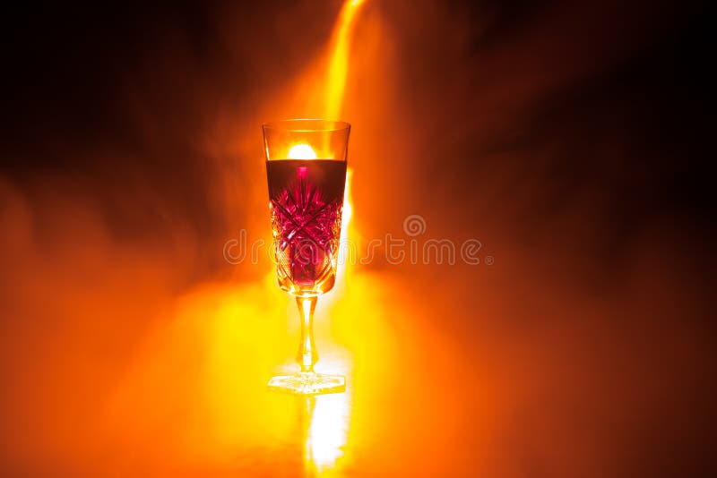 Rode wijn Glas Wijn Gietende rode wijn stock fotografie Rode wijn Glas Wijn Gietende rode wijn stock fotografie