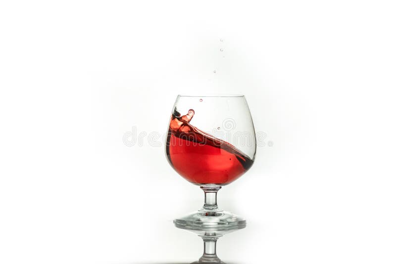 rode wijn het bespatten uit een glas, op wit stock afbeelding rode wijn het bespatten uit een glas, op wit stock afbeelding