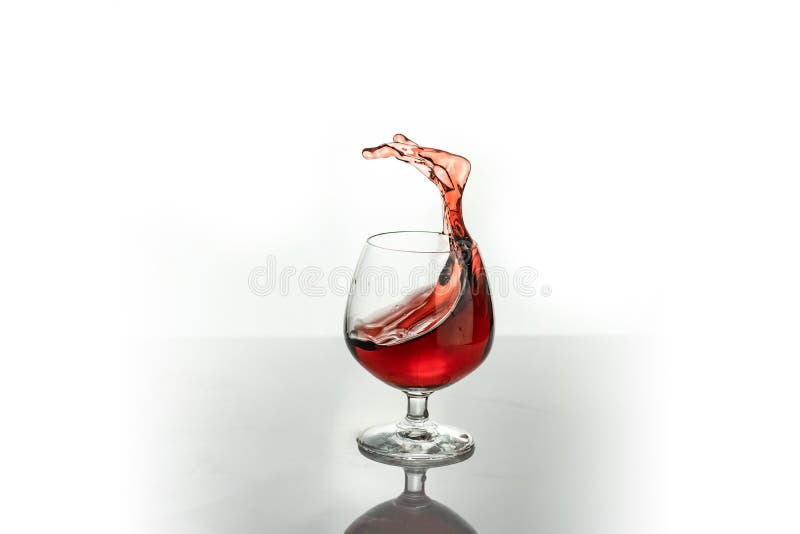 rode wijn het bespatten uit een glas, op wit stock afbeelding rode wijn het bespatten uit een glas, op wit stock afbeelding
