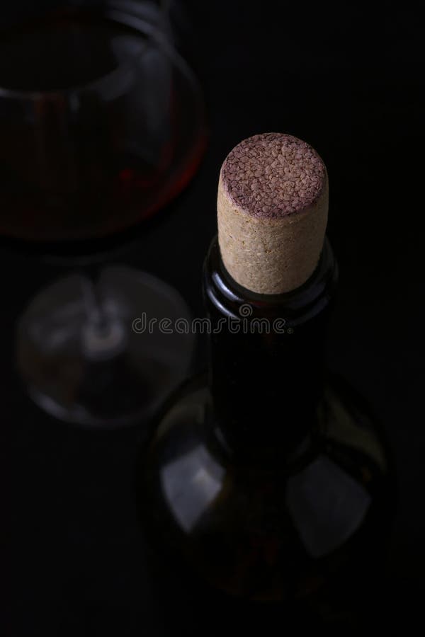 Rode wijnglas en wijnfles op zwarte achtergrond stock foto Rode wijnglas en wijnfles op zwarte achtergrond stock foto