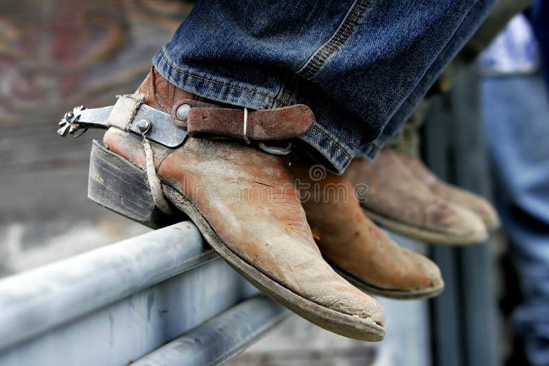 Vaqueros experimentado zapatos espuelas sobre el hierro barandilla (poco profundo concentrarse) 