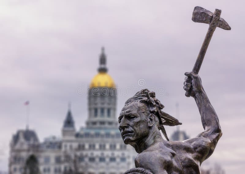 Rodowity Amerykanin Indiańska statua z cioską przy stanu capitol budynkiem fotografia royalty free Rodowity Amerykanin Indiańska statua z cioską przy stanu capitol budynkiem fotografia royalty free