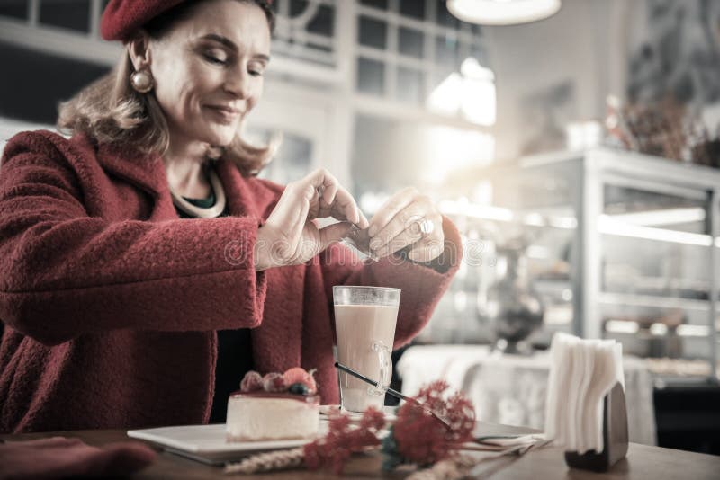 Rodzaj dojrzała żeńska osoba iść pić cacao obrazy royalty free Rodzaj dojrzała żeńska osoba iść pić cacao obrazy royalty free