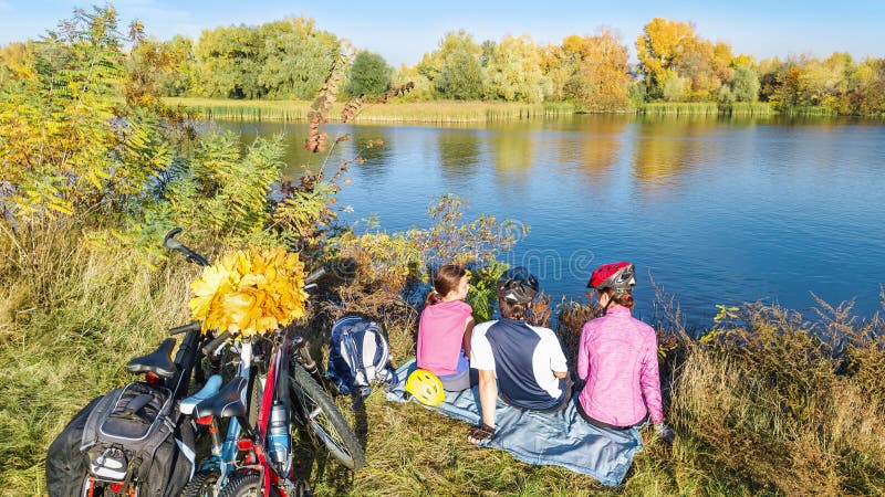 Rodzina jeździć na rowerze outdoors na rower jesieni, aktywnych rodzice i dzieciak na bicyklach, widok z lotu ptaka szczęśliwa ro fotografia stock Rodzina jeździć na rowerze outdoors na rower jesieni, aktywnych rodzice i dzieciak na bicyklach, widok z lotu ptaka szczęśliwa ro fotografia stock