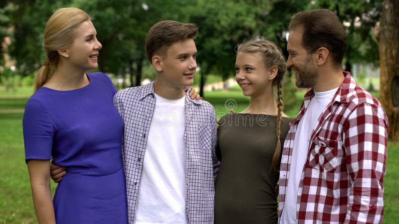 Rodzina pozuje na kamerze, wydaje czas wpólnie, ogólnospołeczny ubezpieczenie, stabilność obraz royalty free Rodzina pozuje na kamerze, wydaje czas wpólnie, ogólnospołeczny ubezpieczenie, stabilność obraz royalty free