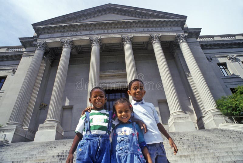 Rodzina turyści na krokach Benjamin Franklin instytut, Filadelfia, PA