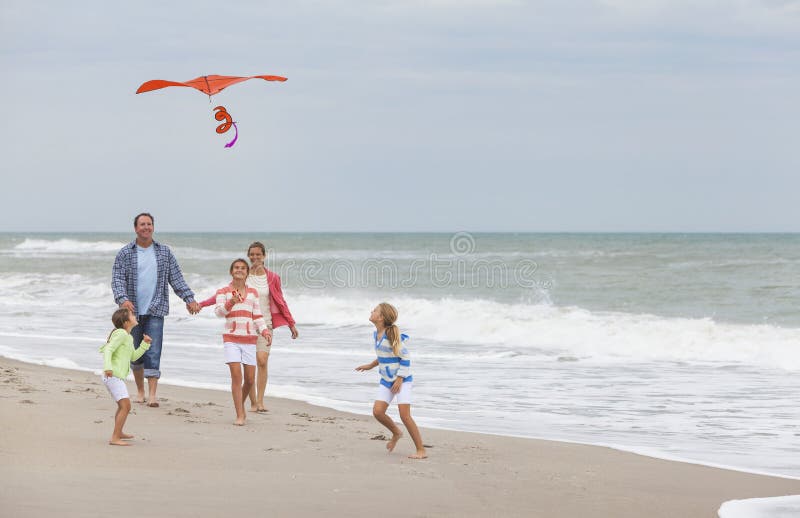 Rodzina Wychowywa dziewczyn dzieci Lata kanię na plaży zdjęcia stock Rodzina Wychowywa dziewczyn dzieci Lata kanię na plaży zdjęcia stock