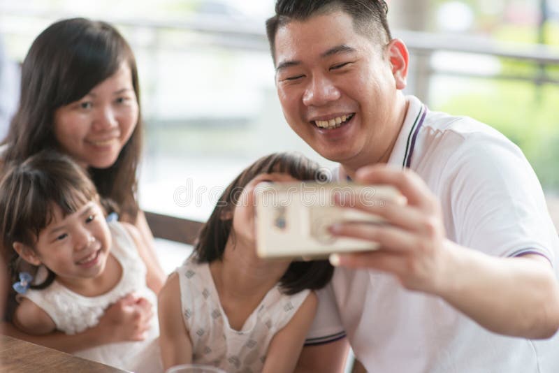 Rodzinna bierze jaźni fotografia zdjęcie stock Rodzinna bierze jaźni fotografia zdjęcie stock
