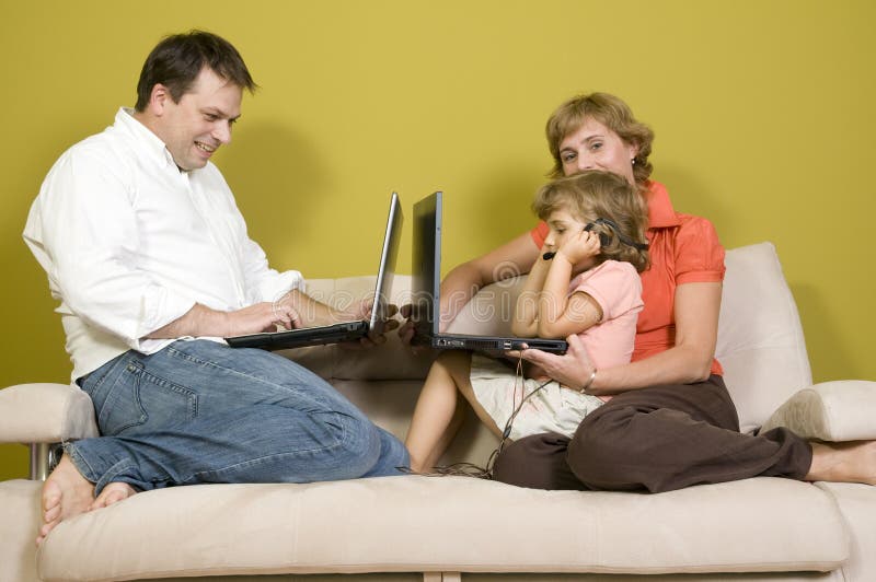 Rodzinny bawić się laptopów