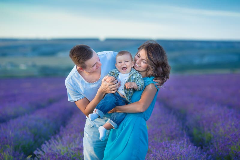 Rodzinny portret matki ojciec i dziecko syn na lawendzie odpowiadamy mieć zabawę wpólnie Szczęśliwa para z dzieckiem cieszy się u zdjęcie stock Rodzinny portret matki ojciec i dziecko syn na lawendzie odpowiadamy mieć zabawę wpólnie Szczęśliwa para z dzieckiem cieszy się u zdjęcie stock