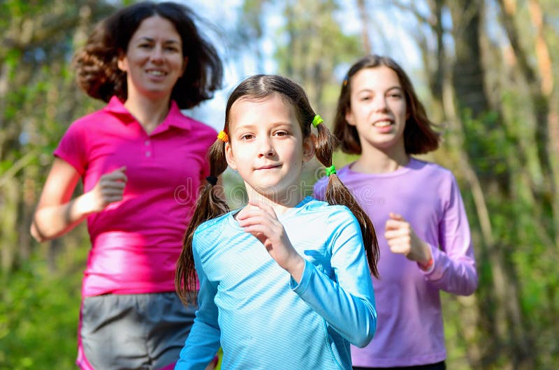 Rodzinny sport, szczęśliwa aktywny matka i dzieciaki jogging outdoors, zdjęcie stock Rodzinny sport, szczęśliwa aktywny matka i dzieciaki jogging outdoors, zdjęcie stock