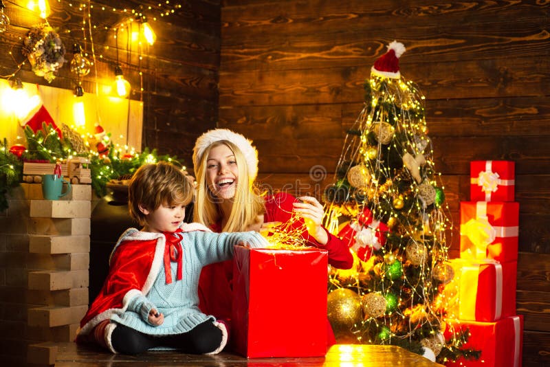 Rodzinny wakacje szcz??liwa rodzina Mamy i dzieciaka sztuki wp?lnie wigilia Mój kochany dziecko Santa Matki i małego dziecka chło obrazy stock Rodzinny wakacje szcz??liwa rodzina Mamy i dzieciaka sztuki wp?lnie wigilia Mój kochany dziecko Santa Matki i małego dziecka chło obrazy stock