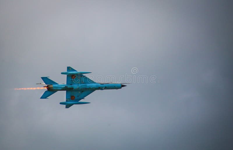 Roemeense Luchtmacht mig-21 Lansier die een demostrationvlucht in Timisoara Airshow uitvoeren stock afbeelding Roemeense Luchtmacht mig-21 Lansier die een demostrationvlucht in Timisoara Airshow uitvoeren stock afbeelding