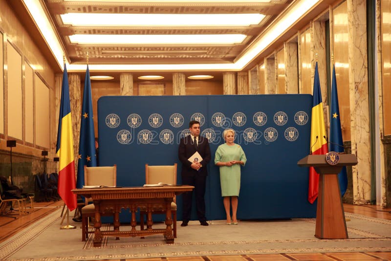 Roemeense Minister van Vervoer, Razvan Cuc en PM Viorica Dancila stock afbeeldingen Roemeense Minister van Vervoer, Razvan Cuc en PM Viorica Dancila stock afbeeldingen