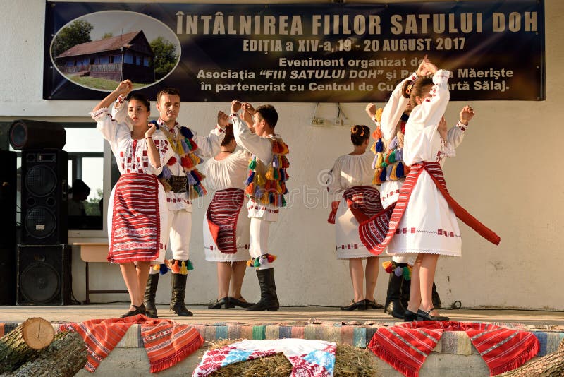 Roemeense traditionele dansen van Salaj-gebied, Roemenië stock foto Roemeense traditionele dansen van Salaj-gebied, Roemenië stock foto