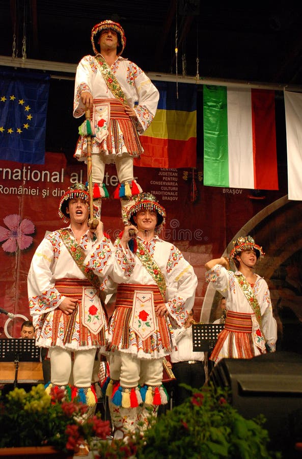 Roemeense volksdansers bij een internationaal festival royalty-vrije stock foto Roemeense volksdansers bij een internationaal festival royalty-vrije stock foto