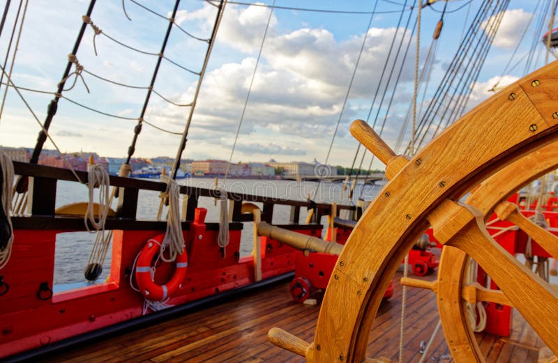 Roerwiel van een oude houten zeilboot Details van het dek van het schip royalty-vrije stock afbeeldingen Roerwiel van een oude houten zeilboot Details van het dek van het schip royalty-vrije stock afbeeldingen