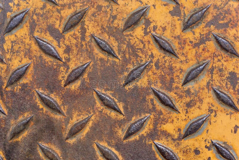 Roestige industriële metaalplaat met diamantpatroon en gele verf royalty-vrije stock afbeelding Roestige industriële metaalplaat met diamantpatroon en gele verf royalty-vrije stock afbeelding