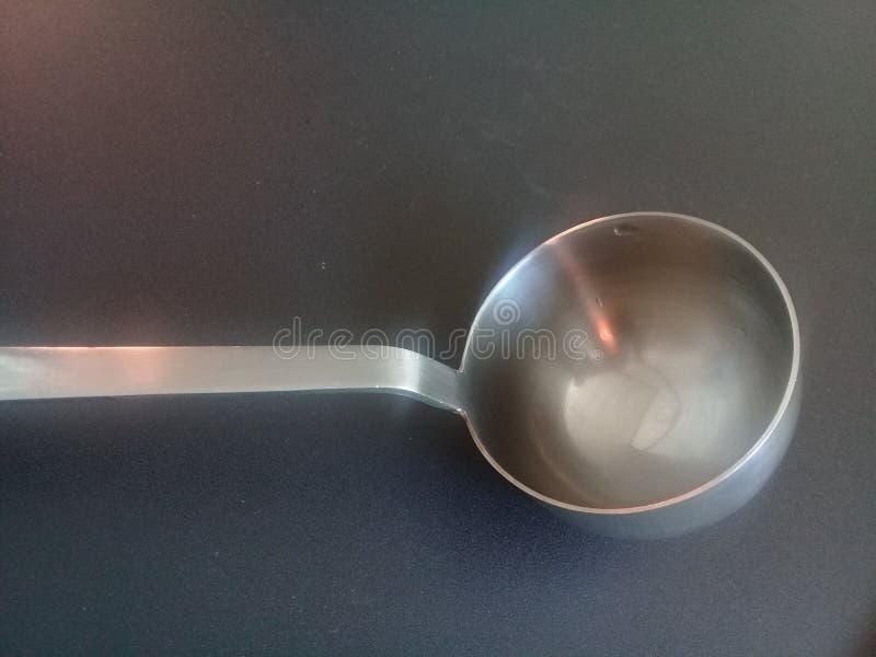 Roestvrij staal, de lange lepel van het handvatwater op zwarte achtergrond stock fotografie Roestvrij staal, de lange lepel van het handvatwater op zwarte achtergrond stock fotografie
