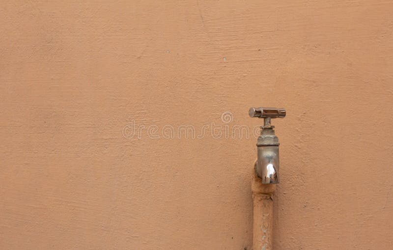 Roestvrij stalen waterkraan bevestigd aan de wand in de buitenzijde van het gebouw royalty-vrije stock foto's Roestvrij stalen waterkraan bevestigd aan de wand in de buitenzijde van het gebouw royalty-vrije stock foto's