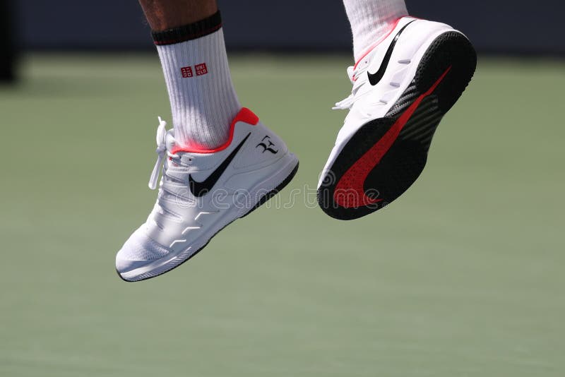 Roger Federer De Suiza, CampeÃ³n Del Grand Slam Lleva Zapatos De Tenis Nike Personalizados Durante La Ronda De 16 Imagen de archivo editorial - Imagen de billar, naturalizado: 158620814