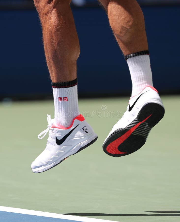 George Stevenson Enfatizar ven Roger Federer De Suiza, CampeÃ³n Del Grand Slam En 2019, Lleva Zapatos De Tenis  Nike Personalizados Durante La Ronda De 16 Partido Imagen editorial -  Imagen de conjunto, centro: 158620830