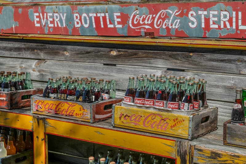 Rogersville tennesseusa6515 vinekacolaflaskor på displayen arkivfoto