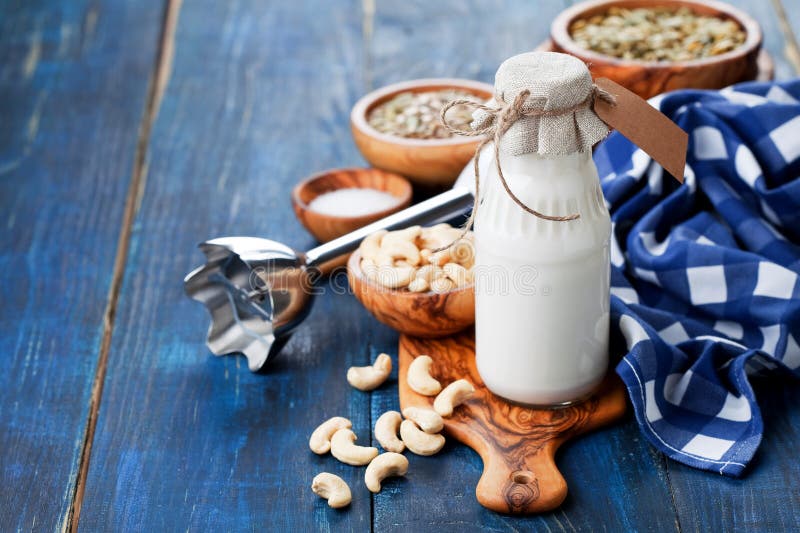 Rohe Acajoubaummilch des strengen Vegetariers lizenzfreie stockfotos Rohe Acajoubaummilch des strengen Vegetariers lizenzfreie stockfotos