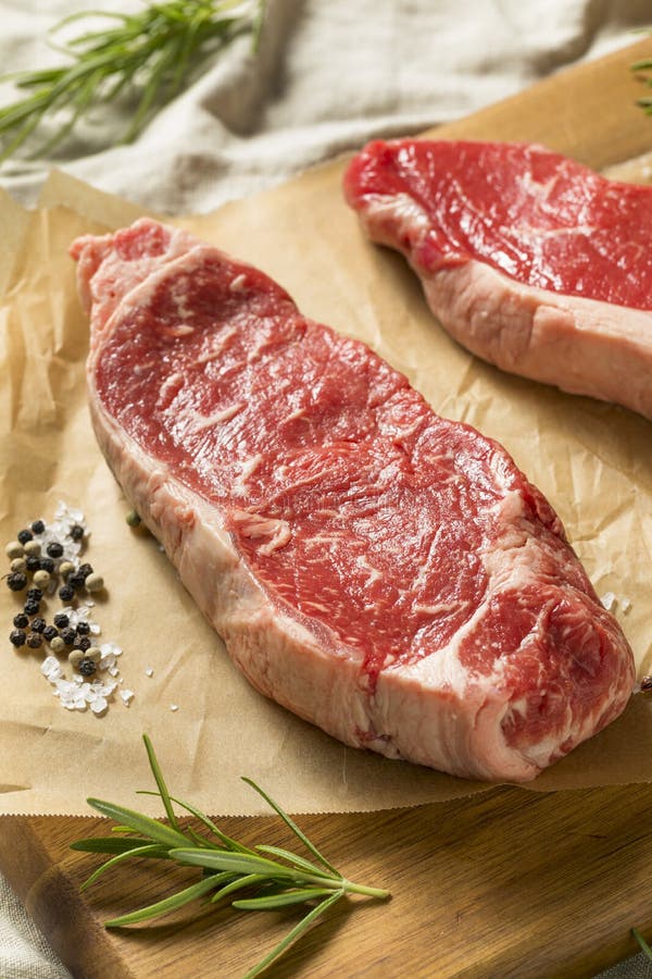 Rohe bäuerische NY-Streifen-Steaks lizenzfreie stockfotografie Rohe bäuerische NY-Streifen-Steaks lizenzfreie stockfotografie