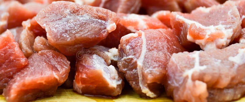 Rohe Fleischstücke sehr frisch. Rotes Fleisch, sehr frisch Bambus auf dem Schneidebrett