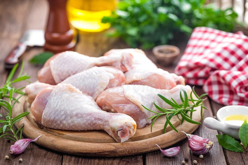 Rohe Hähnchenschenkel stockbilder