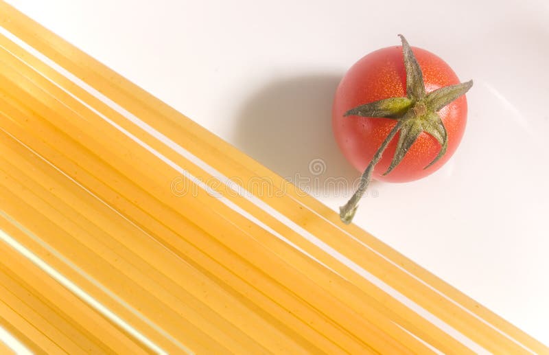 Rohe Isolationsschläuche mit frischer Tomate stockbild Rohe Isolationsschläuche mit frischer Tomate stockbild